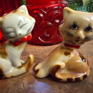 Vintage Charming Brown and Cream Ceramic Cat Figurines. No Cracks Or Chips.